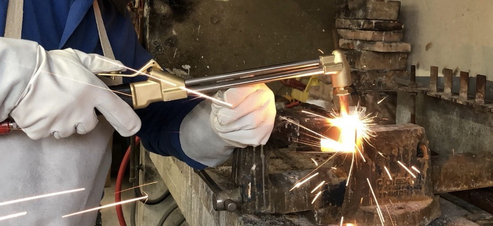 Démonstration découpe d'une tôle avec le chalumeau coupeur haute pression Foudre 